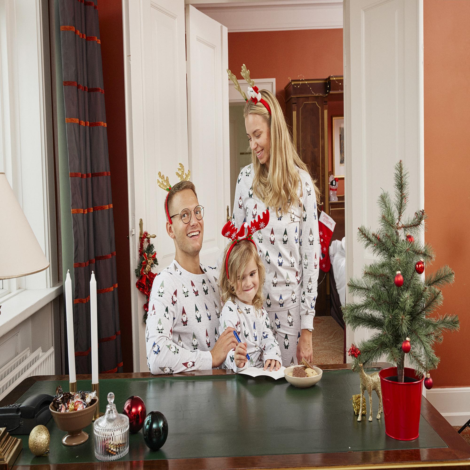 pull de noël rouge - Illustration